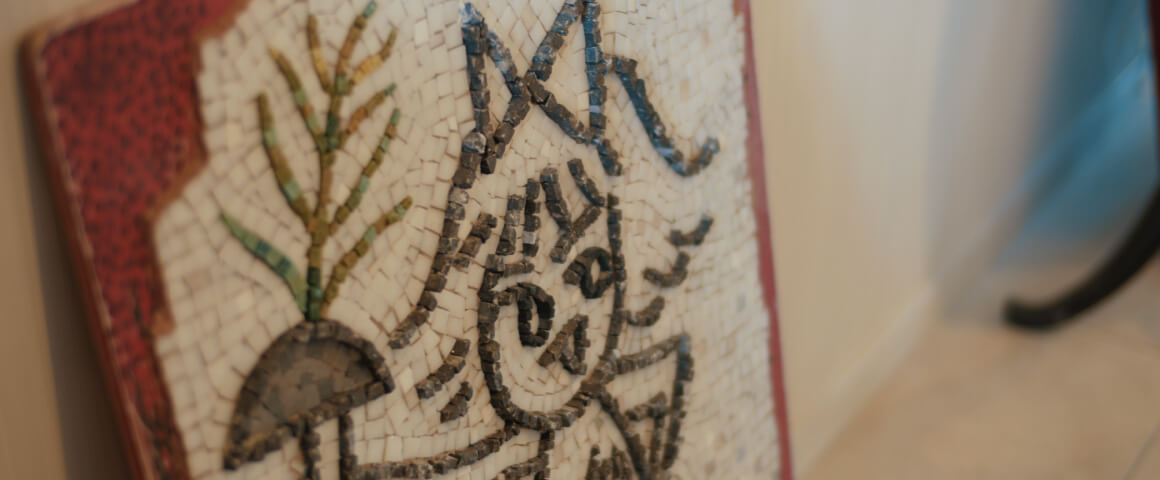 壁を飾るオリジナルのモザイクアート作品