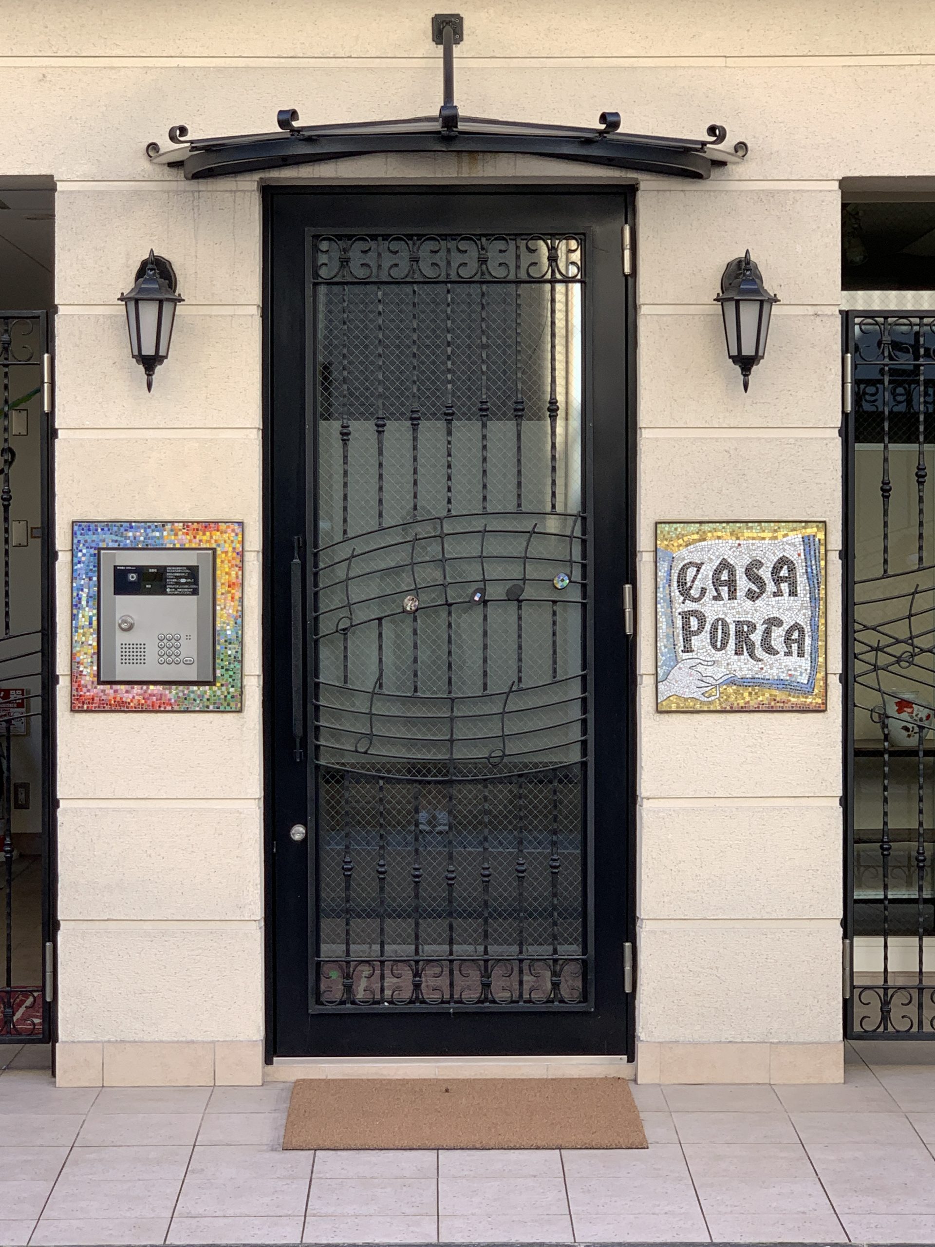 モザイクアート看板と対のインターホン装飾のある建物事例