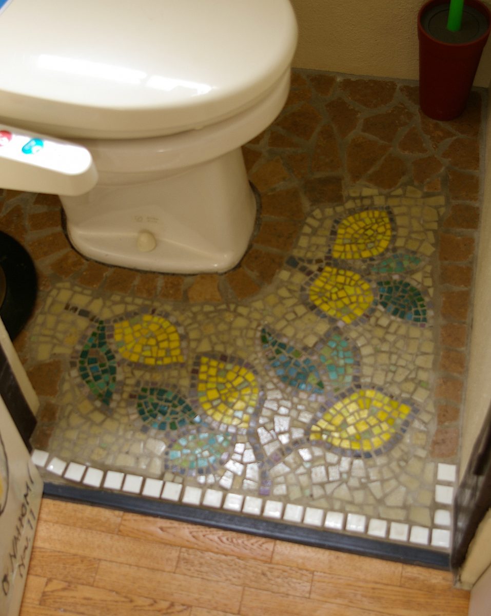 個室空間を優雅に装飾　トイレ事例　レモンデザイン