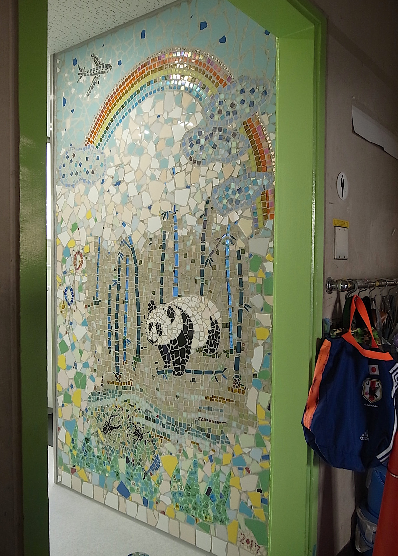 小学校トイレ改修工事　タイルモザイク壁画