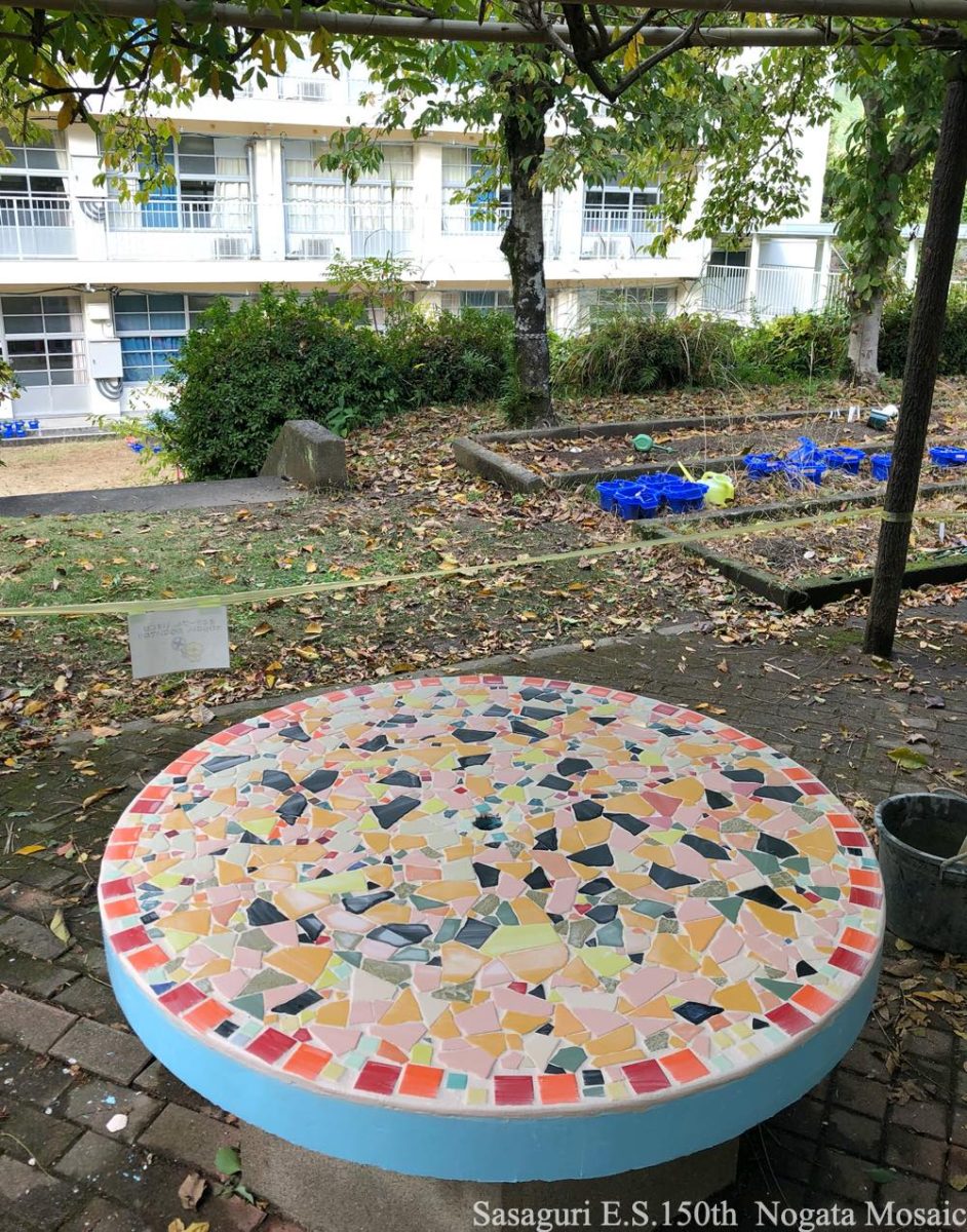 篠栗小学校150周年記念行事　５年生２クラス制作モザイクアートテーブル