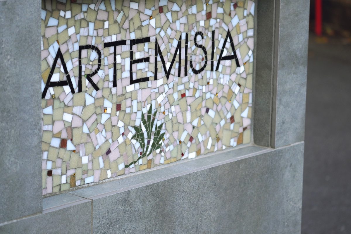 奥まった場所のタイルアート看板 